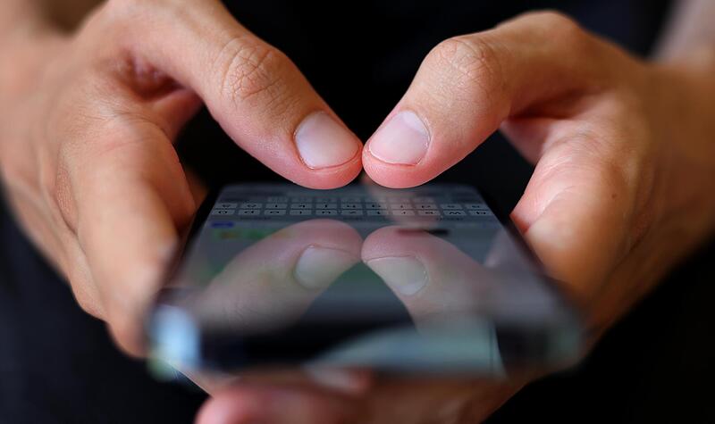 Smartphone-Hersteller müssen umdenken, denn neue Vorschriften verlangen von ihnen die Produktion nachhaltigerer Geräte. Das kostet, deshalb verschwinden gerade viele Billiggeräte aus den Regalen.