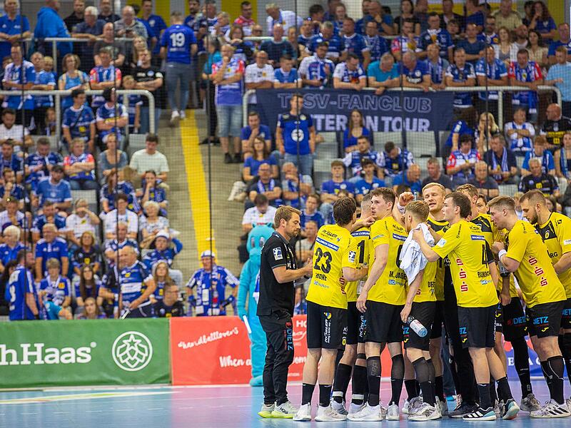 Prächtige Kulisse: Zahlreiche Eisenacher Fans sorgten für einen blau-weißen Fanblock.