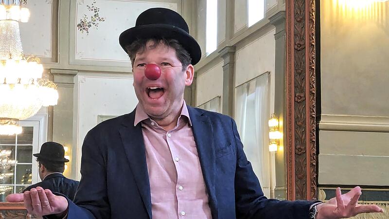 Leopold Altenburg zeigt in Bad Kissingen ein Beispiel seiner Arbeit als Krankenhausclown der &bdquo;Roten Nasen International&ldquo;.