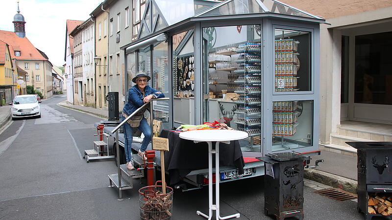 Stadtfest Münnerstadt 2024 Reinhilde Knaier mit dem wohl außergewöhnlichsten Marktstand: Ihr Mann - ein Bastler - montierte kurzerhand einen Wintergarten auf einen Trailer. "Da bleibe ich auch bei Regen trocken", sagt sie.