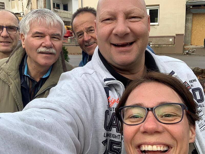 Mit einem Selfie verewigte Frank Dominik (2. von rechts) das „Team Franken“. Nach dem Aufruf in der Zeitung packten zusammen mit dem Weigenheimer auch Franz, Gerhard, Gottfried und Agatha im Ahrtal tatkräftig mit an.