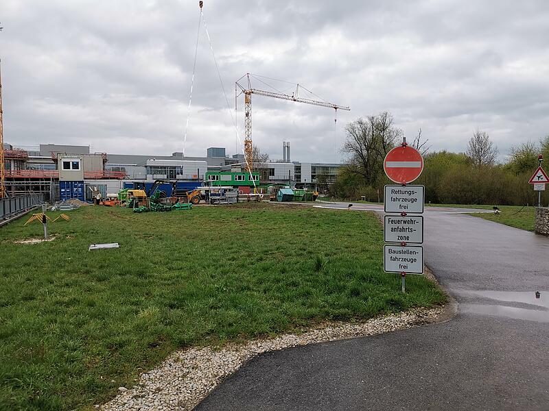 Auch am Hubschrauberlandeplatz ist die Einfahrt nicht erlaubt. Hinter diesem Schild befinden sich aber weitere Behindertenparkpl&auml;tze.