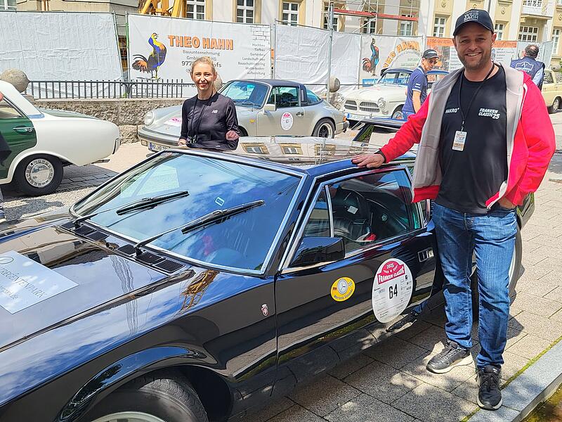 Nico Rothschedl und Nicole Felser aus W&uuml;rzburg mit ihrem DeTomaso Pantera, Baujahr 1971