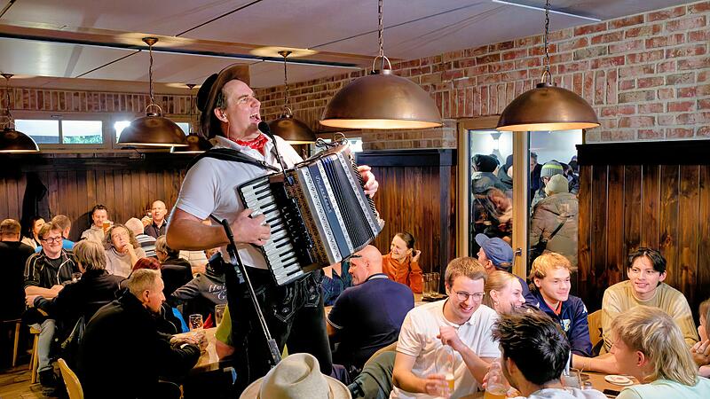 Die Knutschbären in Aktion beim Bockbieranstich 2025 im Sternla in der Langen Straße in Bamberg