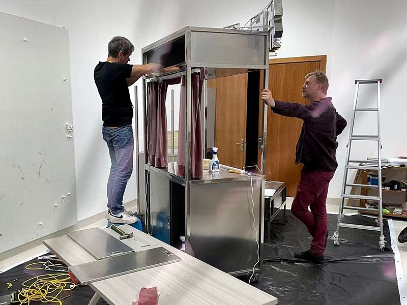 Claus Rottenbacher (links) bei der Herstellung des Standes.