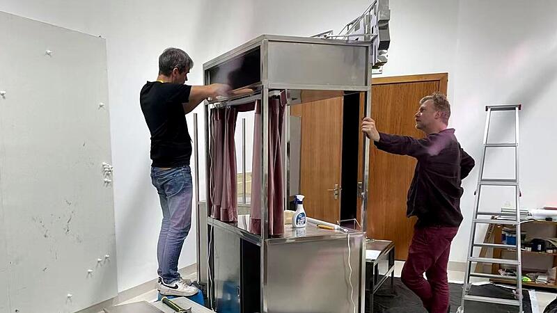 Claus Rottenbacher (links) bei der Herstellung des Standes.