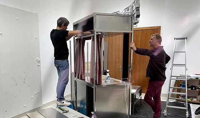 Claus Rottenbacher (links) bei der Herstellung des Standes.