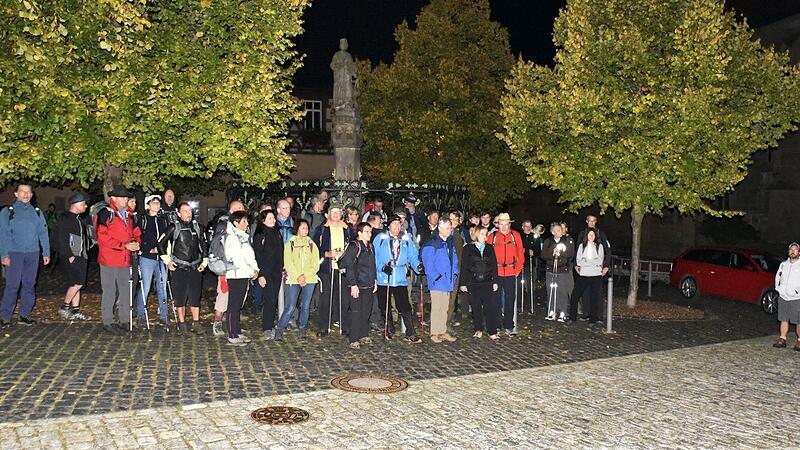 Rund 45 mutige Wanderer, die sich später auf 50 ergänzten, starteten pünktlich früh um 6.00 Uhr auf dem Marktplatz von Königsberg zur 56. Wanderung der Schloßberggemeinde nach Coburg. Verabschiedet wurden sie vom 1. Burgvogt Eddi Klug