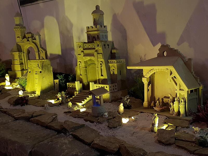 Sehenswert ist in Zeil das so genannte Himmlische Jerusalem. Die exotischen Krippengebäude hat vor fast einem ganzen Jahrhundert ein Augsfelder Steinmetz entworfen und angefertigt. Beim Weihnachtsmarkt in Zeil ist diese außergewöhnliche Krippe ein...