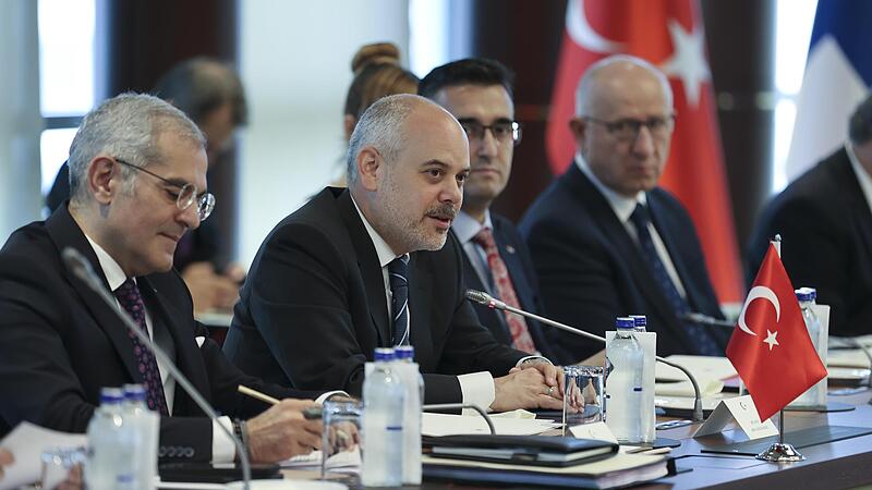 Am Donnerstag sitzt Akif Cagatay Kilic (Mitte) mit am Tisch, wenn in Br&uuml;ssel &uuml;ber den Nato-Beitritt Schwedens verhandelt wird.