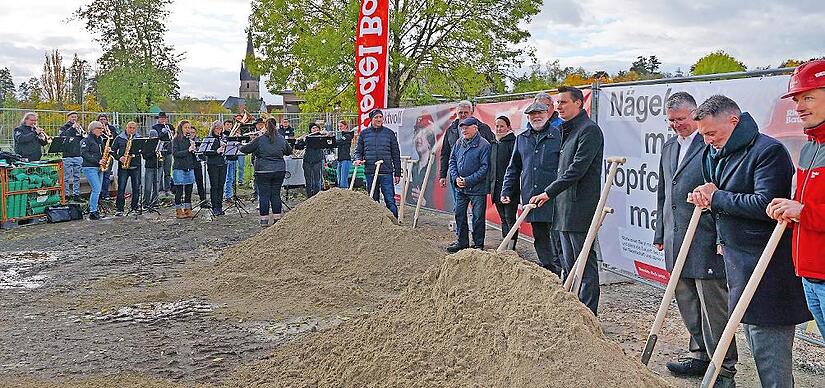 Spatenstich für die Mehrzweckhalle, das wohl wichtigste und größte Projekt der Stadt Baunach seit dem Umbau der ehemaligen Brauerei Lechner-Bräu zum Bürgerhaus.