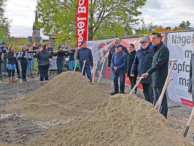 Spatenstich für die Mehrzweckhalle, das wohl wichtigste und größte Projekt der Stadt Baunach seit dem Umbau der ehemaligen Brauerei Lechner-Bräu zum Bürgerhaus. Spatenstich für die Mehrzweckhalle, das wohl wichtigste und größte Projekt der Stadt Baunach seit dem Umbau der ehemaligen Brauerei Lechner-Bräu zum Bürgerhaus.