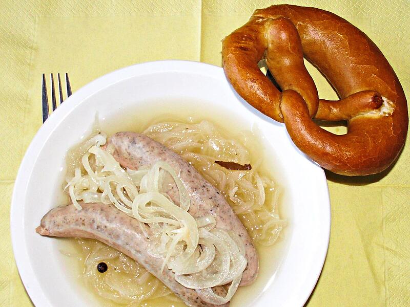 Der Essigsud mit Zwiebeln verleiht den Blauen Zipfeln ihre F&auml;rbung.Gruenes Wuersterl