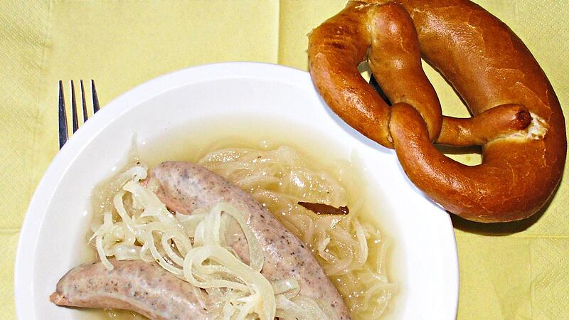 Der Essigsud mit Zwiebeln verleiht den Blauen Zipfeln ihre Färbung.Gruenes Wuersterl Der Essigsud mit Zwiebeln verleiht den Blauen Zipfeln ihre Färbung.Gruenes Wuersterl
