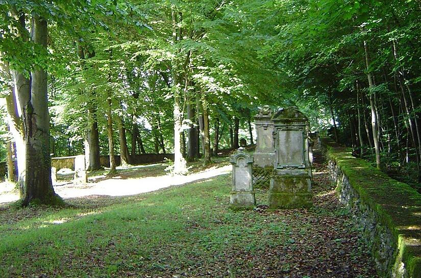Unbekannte T&auml;ter haben auf dem j&uuml;dischen Friedhof in Heiligenstadt massiv randaliert.Forchheim & Fr&auml;nkische Schweiz
