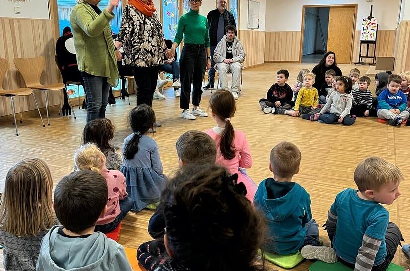 Retta Müller-Schimmel von der Ökofest-Initiative und Zweiter Bürgermeister Georg Halkias stimmen die Kinder ein. Retta Müller-Schimmel von der Ökofest-Initiative und Zweiter Bürgermeister Georg Halkias stimmen die Kinder ein.