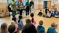 Retta Müller-Schimmel von der Ökofest-Initiative und Zweiter Bürgermeister Georg Halkias stimmen die Kinder ein. Retta Müller-Schimmel von der Ökofest-Initiative und Zweiter Bürgermeister Georg Halkias stimmen die Kinder ein.