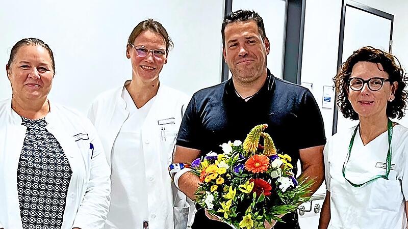 Ein besonderer Moment: Susanne Achenbach, Annette Ebner und Manuela Grimm-Blösch (von links) vom Blutspendeteam gratulieren Thomas Bögershausen, der schon 600 Mal Blut gespendet hat.