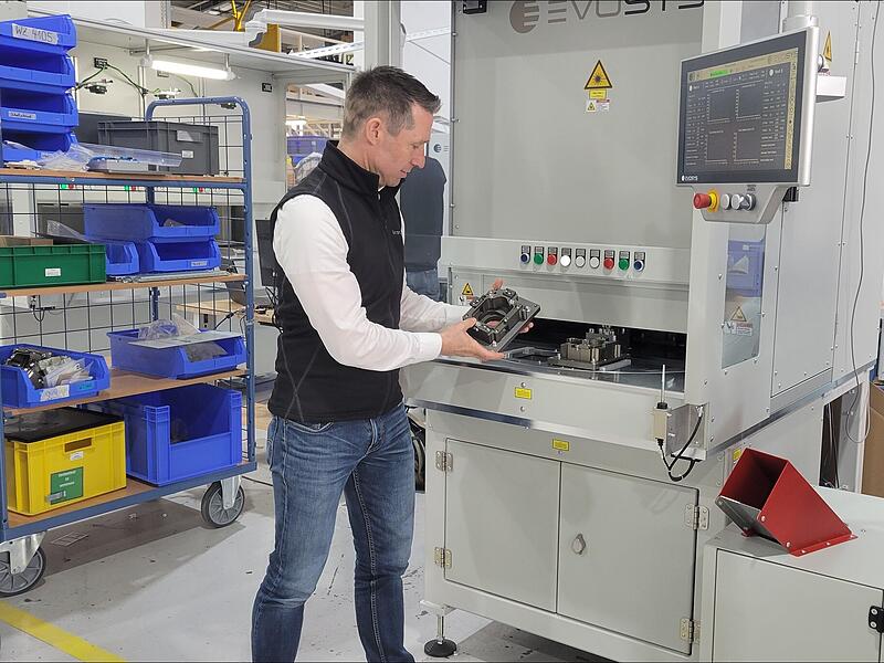 Holger Aldebert, einer von zwei Geschäftsführern von Evosys, vor einer der Laserschweißmaschinen, die in Erlangen entwickelt und hergestellt werden und zum Beispiel bei Autozulieferern im Einsatz sind. Holger Aldebert, einer von zwei Geschäftsführern von Evosys, vor einer der Laserschweißmaschinen, die in Erlangen entwickelt und hergestellt werden und zum Beispiel bei Autozulieferern im Einsatz sind.
