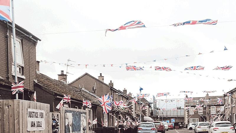 In dieser Stra&szlig;e in Belfast leben gro&szlig;britannientreue Protestanten: Sie lassen den Union Jack im Wind flattern.