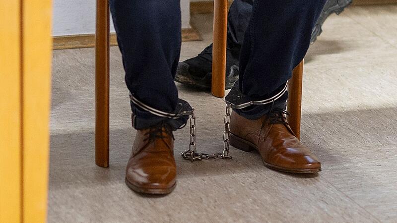 Der Kopf der Gemeinschaft "Go&amp;Change", Kai K., muss den Vergewaltigungsprozess gegen ihn in Schweinfurt in Fußfesseln verfolgen.