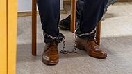 Der Kopf der Gemeinschaft "Go&amp;Change", Kai K., muss den Vergewaltigungsprozess gegen ihn in Schweinfurt in Fußfesseln verfolgen.