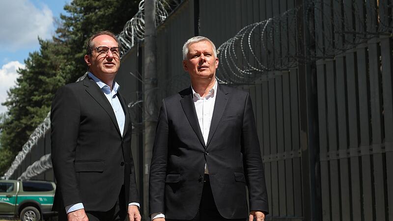 Der polnische Innenminister Tomasz Siemoniak (r) und der Bundesinnenminister Alexander Dobrindt (CSU, l) besuchen im Dorf Polowce-Pieszczatka die polnisch-wei&szlig;russischen Grenze im im Nordosten Polens.