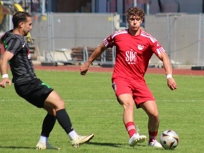 Coburgs Trainer Carl-Philipp Schiebel hat beim Spiel in Ingolstadt bewusst auch sehr junge Spieler wie Jason Geißendörfer (rot, hier in der vergangenen Landesligasaison gegen SV Alemannia Haibach in der Landesliga) eingesetzt.