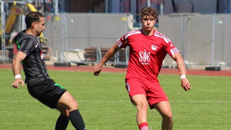 Coburgs Trainer Carl-Philipp Schiebel hat beim Spiel in Ingolstadt bewusst auch sehr junge Spieler wie Jason Geißendörfer (rot, hier in der vergangenen Landesligasaison gegen SV Alemannia Haibach in der Landesliga) eingesetzt.