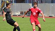 Coburgs Trainer Carl-Philipp Schiebel hat beim Spiel in Ingolstadt bewusst auch sehr junge Spieler wie Jason Geißendörfer (rot, hier in der vergangenen Landesligasaison gegen SV Alemannia Haibach in der Landesliga) eingesetzt.