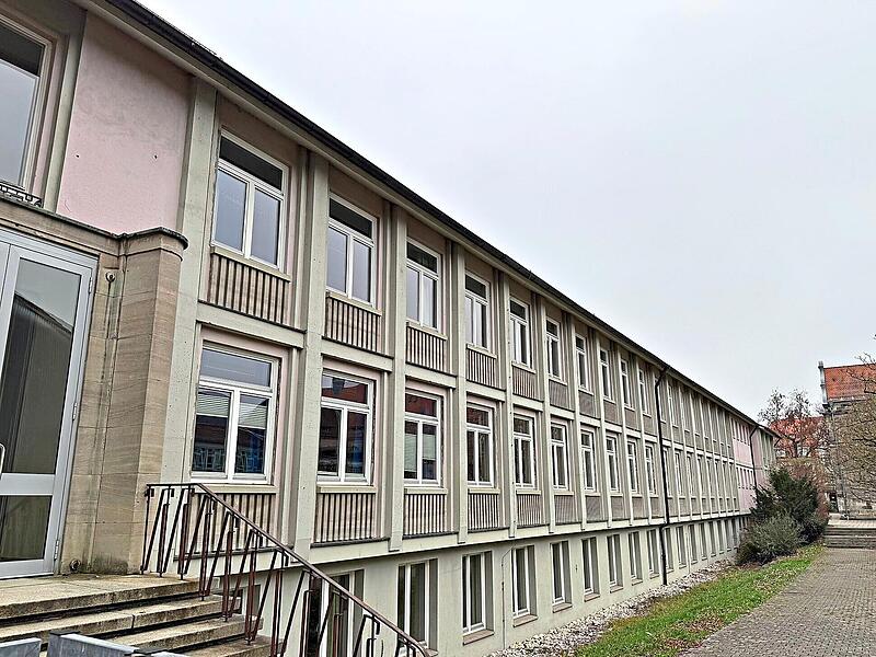 Einfachverglasung aus dem vergangenen Jahrhundert, in die Jahre gekommene Klassenräume, Risse im Putz und in den Wasserrohren. Vor allem ein Bau des Herder-Gymnasium muss saniert werden. Bjarne Bahrs Einfachverglasung aus dem vergangenen Jahrhundert, in die Jahre gekommene Klassenräume, Risse im Putz und in den Wasserrohren. Vor allem ein Bau des Herder-Gymnasium muss saniert werden. Bjarne Bahrs