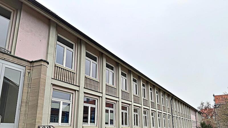 Einfachverglasung aus dem vergangenen Jahrhundert, in die Jahre gekommene Klassenräume, Risse im Putz und in den Wasserrohren. Vor allem ein Bau des Herder-Gymnasium muss saniert werden. Bjarne Bahrs Einfachverglasung aus dem vergangenen Jahrhundert, in die Jahre gekommene Klassenräume, Risse im Putz und in den Wasserrohren. Vor allem ein Bau des Herder-Gymnasium muss saniert werden. Bjarne Bahrs