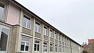 Einfachverglasung aus dem vergangenen Jahrhundert, in die Jahre gekommene Klassenr&auml;ume, Risse im Putz und in den Wasserrohren. Vor allem ein Bau des Herder-Gymnasium muss saniert werden. Bjarne Bahrs