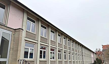 Einfachverglasung aus dem vergangenen Jahrhundert, in die Jahre gekommene Klassenr&auml;ume, Risse im Putz und in den Wasserrohren. Vor allem ein Bau des Herder-Gymnasium muss saniert werden. Bjarne Bahrs