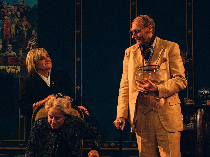 Das Songdrama "Ewig Jung" feierte Premiere am Landestheater Coburg.Premiere "Ewig Jung" am Landestheater Das Songdrama "Ewig Jung" feierte Premiere am Landestheater Coburg.