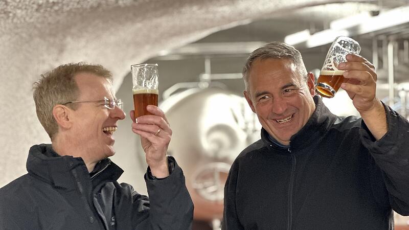 Braumeister Michael Hanreich und Brauerei-Chef Matthias Trum kosten ein "Graser"-Bier in den historischen Felsenkellern der Brauerei Schlenkerla in Bamberg