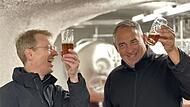 Braumeister Michael Hanreich und Brauerei-Chef Matthias Trum kosten ein "Graser"-Bier in den historischen Felsenkellern der Brauerei Schlenkerla in Bamberg