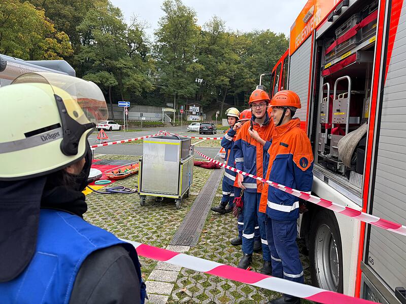 Bei der Übung darf auch die Jugendfeuerwehr mit ran.Die schönsten Impressionen der 24-Stunden-Übung der Feuerwehr Herzogenaurach Bei der Übung darf auch die Jugendfeuerwehr mit ran.