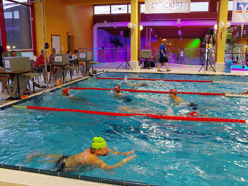 Die Bahnen des Crana Mare waren beim 12-Stunden-Schwimmen stets gut belegt.