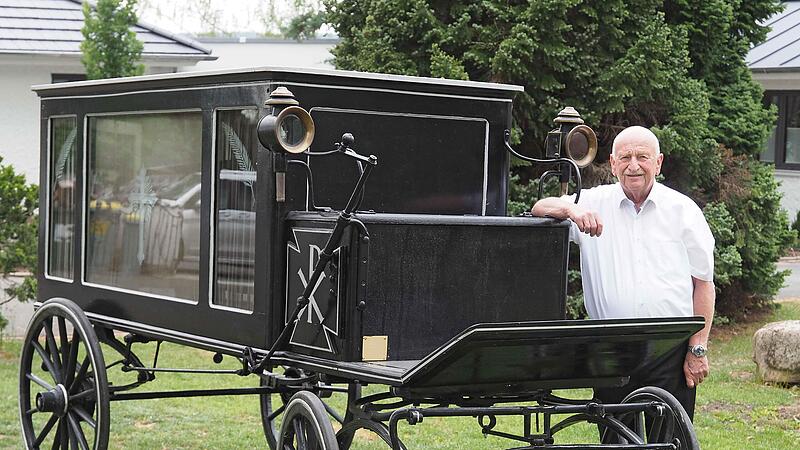Reiner Kahl hat die Kutsche vor fast 30 Jahren gekauft und restauriert. Die Lampen stammen aus den Niederlanden, &bdquo;denn die Originale sind verschwunden&ldquo;.