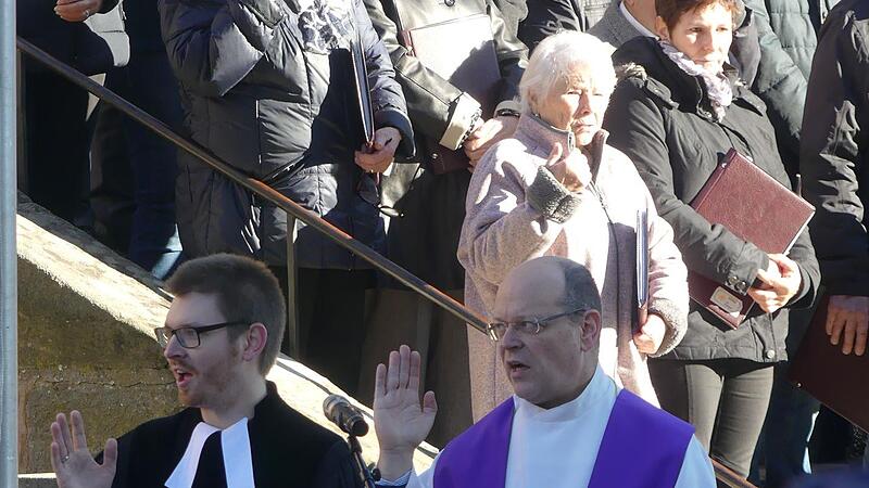 Vikar Frederik Heid (links) und der katholische Stadtpfarrer Michael Pflaum gestalteten die Feier. Vikar Frederik Heid (links) und der katholische Stadtpfarrer Michael Pflaum gestalteten die Feier.