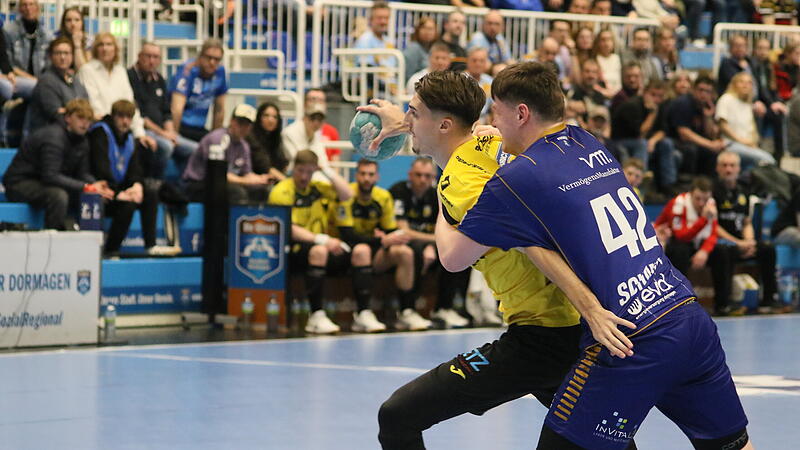 K&auml;mpferisch und siegeshungrig: Mikael Helmersson (links) m&ouml;chte mit dem HSC Coburg Siege feiern.