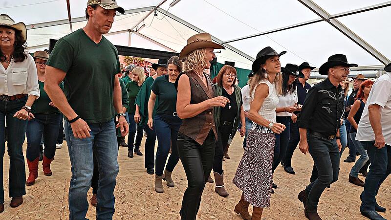Gemeinsam im Takt: Line Dance macht sichtbar Spaß.Sonny Adam Gemeinsam im Takt: Line Dance macht sichtbar Spaß.Sonny Adam
