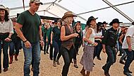 Gemeinsam im Takt: Line Dance macht sichtbar Spa&szlig;.Sonny Adam