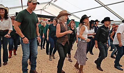 Gemeinsam im Takt: Line Dance macht sichtbar Spa&szlig;.Sonny Adam