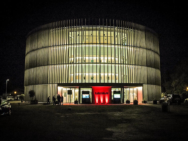 Globe Coburg Rundbau, Kulturbau, Leuchtturm, Interimsspielstätte, neues Wahrzeichen der Stadt – es gibt viele Bezeichnungen für das „Globe Coburg“, das im Oktober 2023 eröffnet wurde
