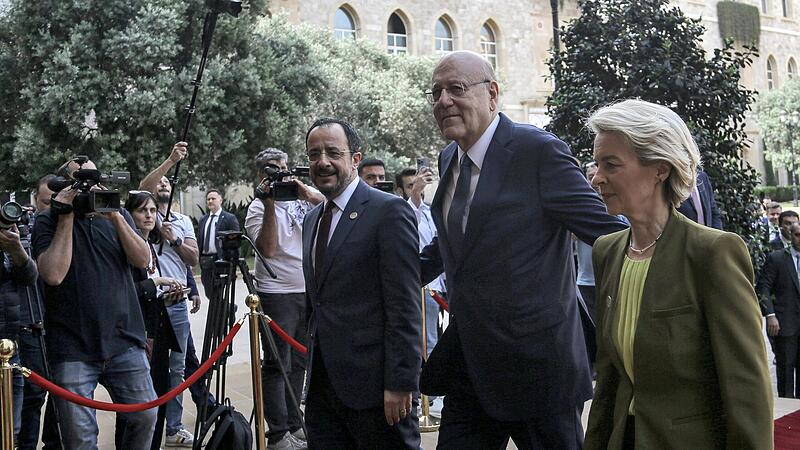 Der libanesische Premierminister Najib Mikati (M.) begr&uuml;&szlig;t den zyprischen Pr&auml;sidenten Nikos Christodoulidis (l.) und die Pr&auml;sidentin der Europ&auml;ischen Kommission Ursula von der Leyen im Regierungspalast in Beirut.
