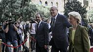 Der libanesische Premierminister Najib Mikati (M.) begrüßt den zyprischen Präsidenten Nikos Christodoulidis (l.) und die Präsidentin der Europäischen Kommission Ursula von der Leyen im Regierungspalast in Beirut.