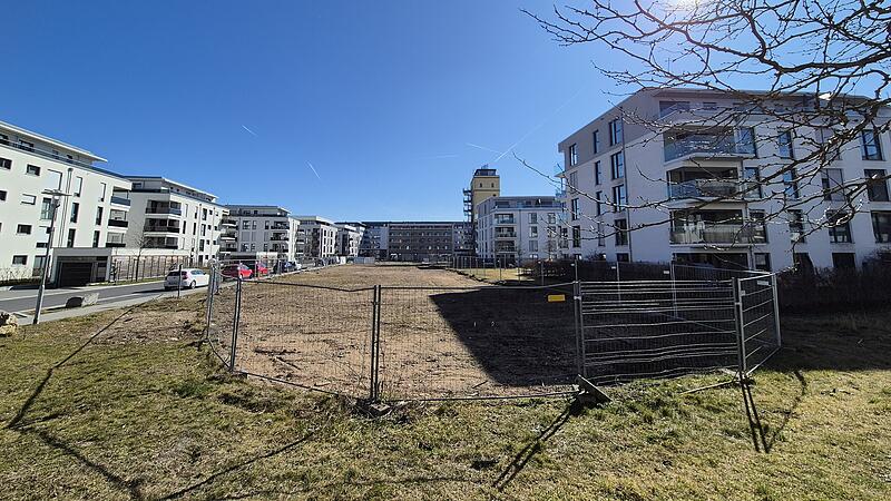 Die Erdhaufen sind weg, der Bauzaun bleibt. Erneut muss im Wohngebiet auf der Erba-Insel belastete Erde abgetragen werden.