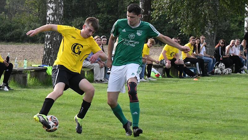 Umk&auml;mpft und eng war die Partie zwischen dem FC Wittershausen und der SG Waldberg/Stangenroth II. Unser Bild zeigt Oskar Metzler vom FC Wittershausen (links), der einen Tick schneller ist als Lukas Faber von der SG.